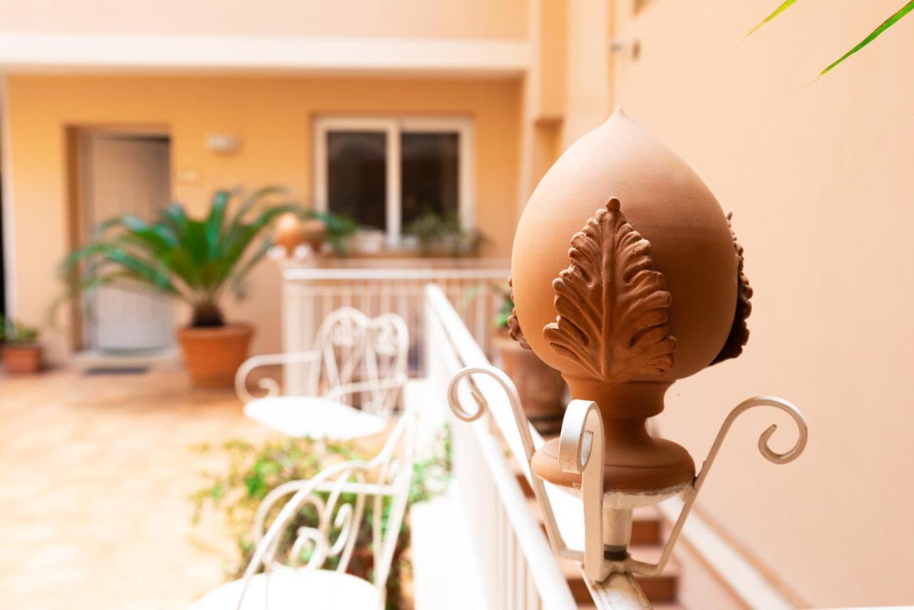 Il Cortile Delle Esperidi Apartment เลชเช ภายนอก รูปภาพ
