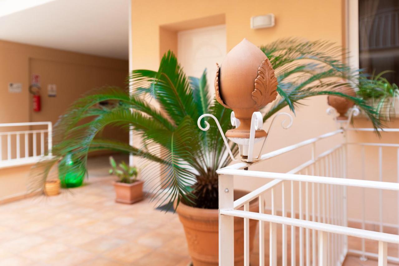 Il Cortile Delle Esperidi Apartment เลชเช ภายนอก รูปภาพ