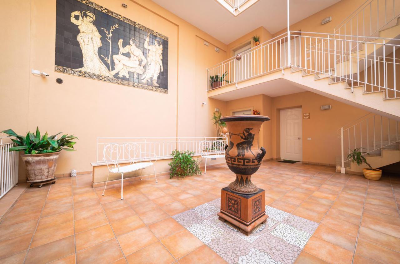 Il Cortile Delle Esperidi Apartment เลชเช ภายนอก รูปภาพ